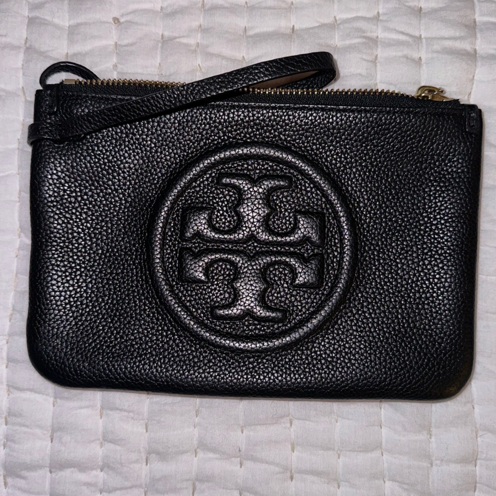 Tory Burch
Perry Bombe Medium Leather Wristlet